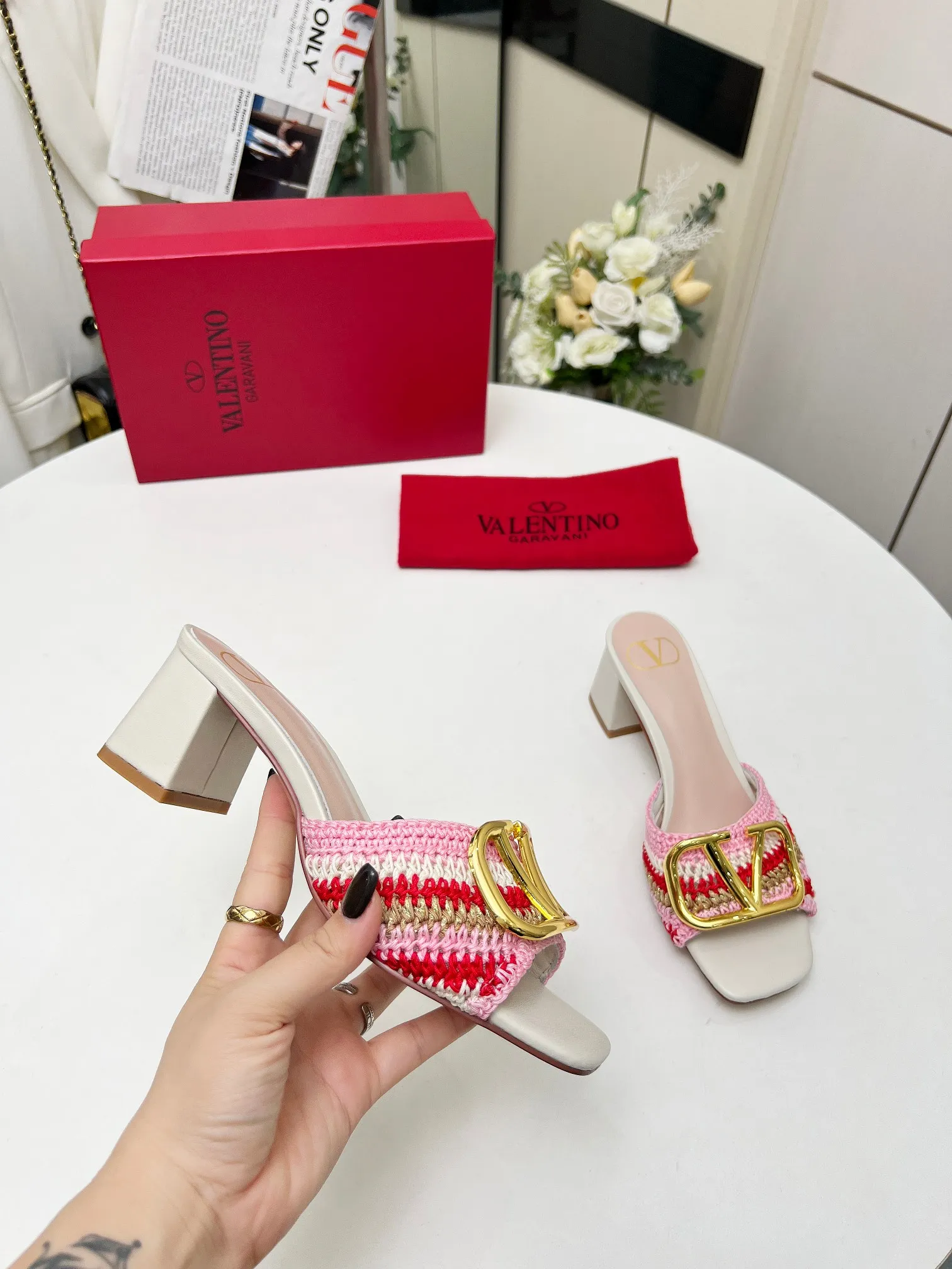 👟👟Ex-factory price 440👟👟 Genuine leather sole +30 🆕 Valentino👑👑 Latest series with perfect hand-woven details. A very eye-catching catwalk series launched [strong][strong] Code number: 35 to 43 (genuine leather sole +30)